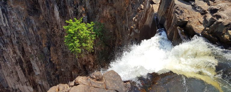 kalambo-falls-edge